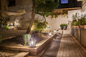 Гостиница Borgo Vergini Garden B&B  Неаполь